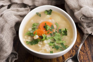 Arpa çorbası, beyaz kasede inci arpa.