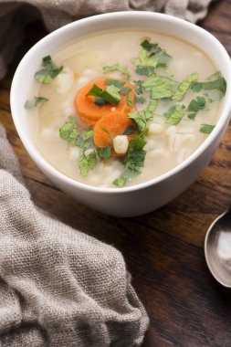 Arpa çorbası, beyaz kasede inci arpa.