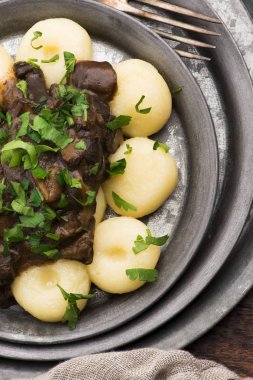 Patates köftesi ve mantar sosu.