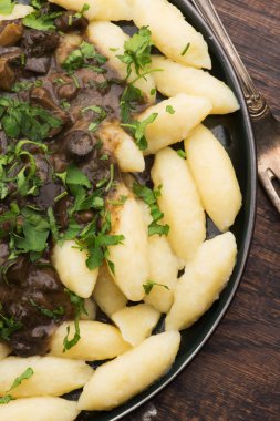 Taze pişmiş, Polonya usulü geleneksel patates köftesi ile servis ediliyor.