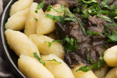 Taze pişmiş, Polonya usulü geleneksel patates köftesi ile servis ediliyor.