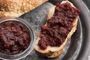 Kirazlı tatlı ekmek (challah)