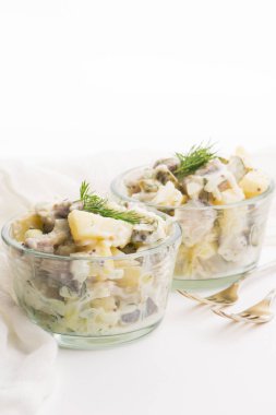 Ringa balığı, salatalık ve patatesli salata. 