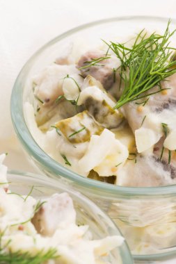 Ringa balığı, salatalık ve patatesli salata. 