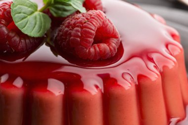 Ahududu ve ahududu soslu vanilyalı puding.