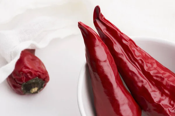 Ciotola di peperoncino rosso caldo su sfondo bianco — Foto Stock