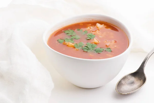 パセリで飾られたライスとトマトのスープ — ストック写真