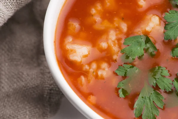 Soupe de tomates au riz décorée de persil — Photo