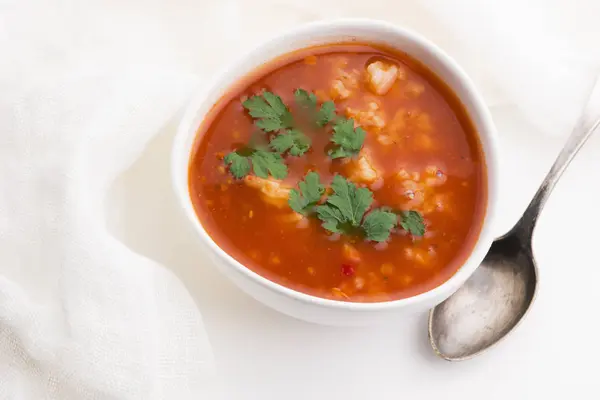 Soupe de tomates au riz décorée de persil — Photo