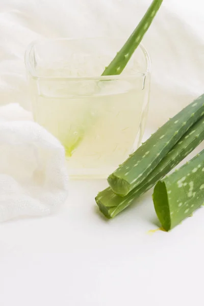 Glassware dengan aloe vera jus segar dan daun — Stok Foto