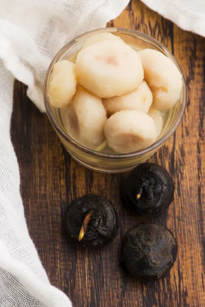 Castañas de agua peladas, sabrosos ingredientes para una comida china — Foto de Stock