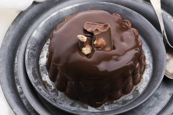 Pouding au chocolat avec vinaigrette au chocolat sur une assiette — Photo