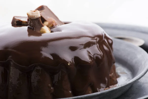 Pudim de chocolate com molho de chocolate em um prato — Fotografia de Stock