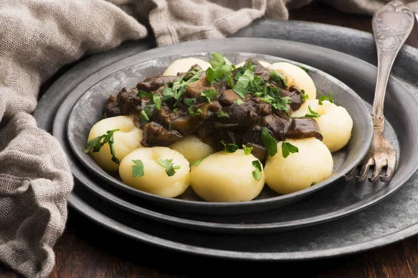 Pierogi ziemniaczane i leśny sos grzybowy — Zdjęcie stockowe