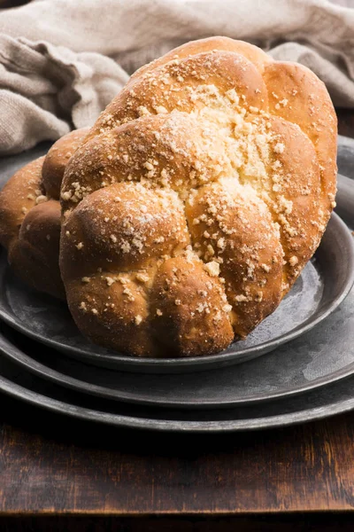 Dwa bochenki chleba słodkiego chała — Zdjęcie stockowe