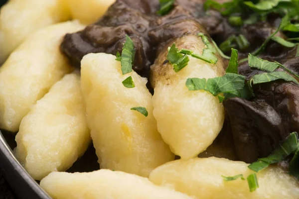 Bolinhos de batata tradicionais polacos recém cozidos que servem com — Fotografia de Stock