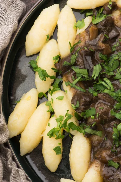 Польські традиційні картопляні пельмені, з якими подають їжу. — стокове фото
