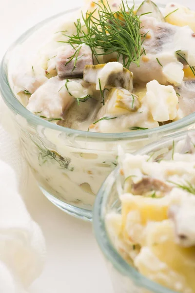 Salada rasols feitos de arenque, pepino e batata, vestidos com — Fotografia de Stock