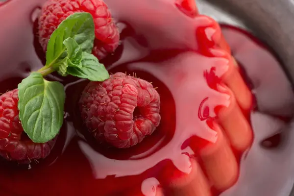 Vanilla pudding with raspberry and raspberry sauce — Stock Photo, Image