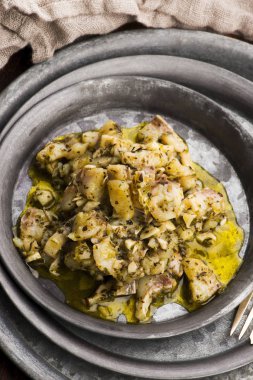Sarımsaklı, otlu ve zeytinyağlı ringa salatası.