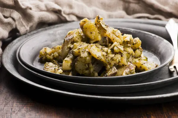 Ensalada de arenque con ajo, hierbas y aceite de oliva — Foto de Stock