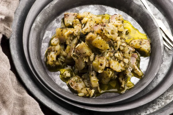 Ensalada de arenque con ajo, hierbas y aceite de oliva — Foto de Stock