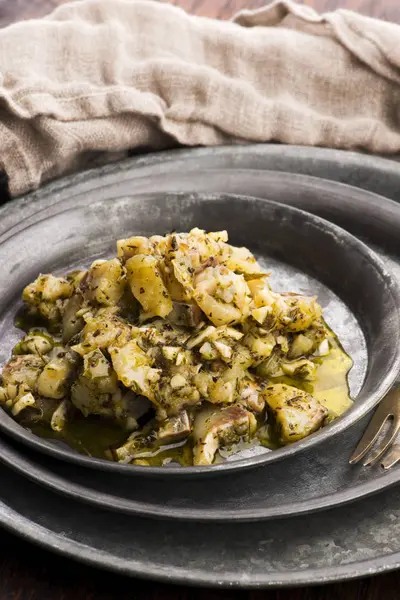 Ensalada de arenque con ajo, hierbas y aceite de oliva —  Fotos de Stock