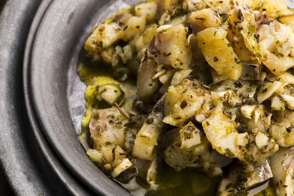 Ensalada de arenque con ajo, hierbas y aceite de oliva —  Fotos de Stock