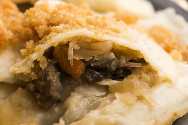 Gekochte pierogi (polnische Knödel) gefüllt mit Kohl und Pilz — Stockfoto