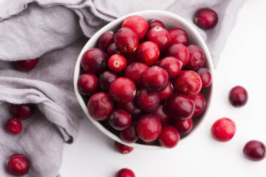 Beyaz arka planda seramik kase kızılcık.