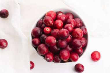 Beyaz arka planda seramik kase kızılcık.