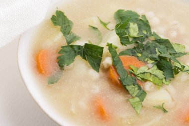 Arpa çorbası, beyaz kasede inci arpa.