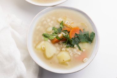 Arpa çorbası, beyaz kasede inci arpa.