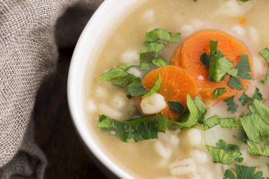 Arpa çorbası, beyaz kasede inci arpa.