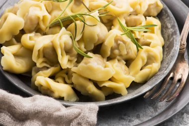 eti köfte - Rusya mantı plaka haşlanmış.