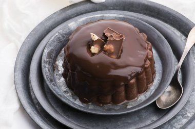 Tabakta çikolata soslu çikolatalı puding.