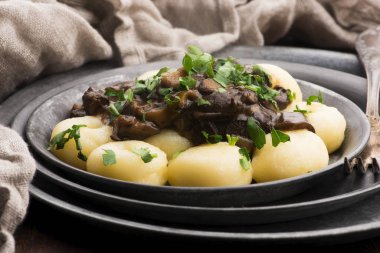 Patates köftesi ve mantar sosu.