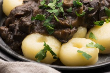 Patates köftesi ve mantar sosu.