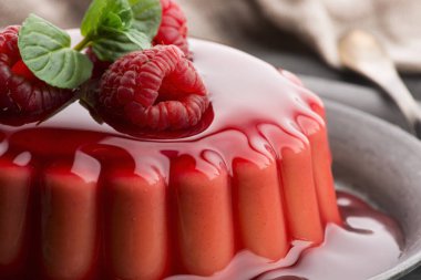 Ahududu ve ahududu soslu vanilyalı puding.