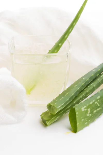 Gläser mit frischem Aloe Vera Saft und Blättern — Stockfoto