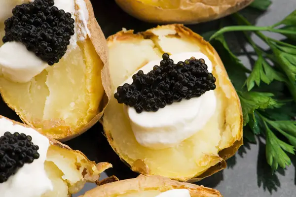 Batata assada com creme de queijo picado e caviar — Fotografia de Stock