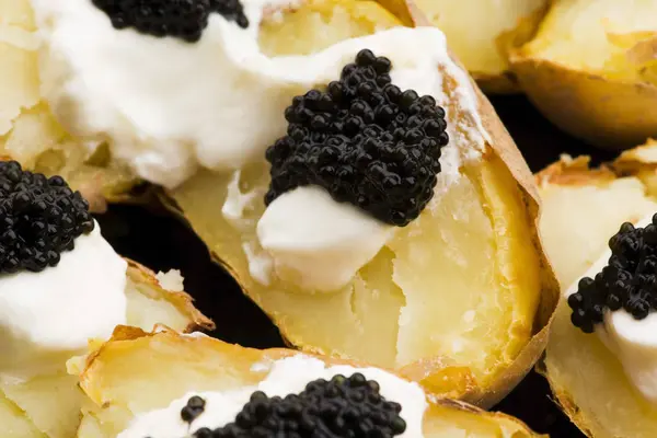 Pommes de terre cuites au four avec fromage à la crème épicée et caviar — Photo