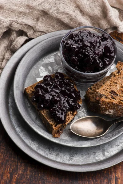 Bread with blueberry jam on the plate — Stock Photo, Image
