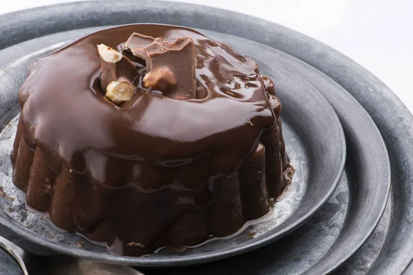 Шоколадный пудинг с шоколадной заправкой на тарелке — стоковое фото