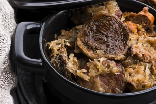 Traditionele Poolse zuurkool (bigos) met paddestoelen en pruimen f — Stockfoto