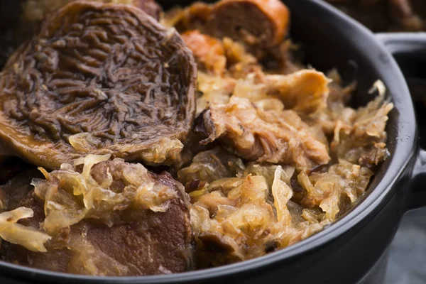 Chucrute tradicional polonês (bigos) com cogumelos e ameixas f — Fotografia de Stock