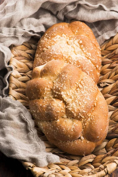Dwa bochenki chleba słodkiego chała — Zdjęcie stockowe