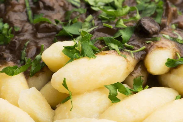 Bolinhos de batata tradicionais polacos recém cozidos que servem com — Fotografia de Stock