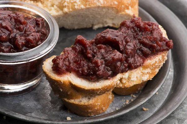 Pan dulce (jalá) con mermelada de cereza — Foto de Stock