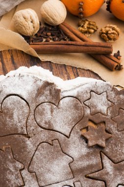 Noel için pişirmek, hamuru kurabiyeyle yuvarlamak.